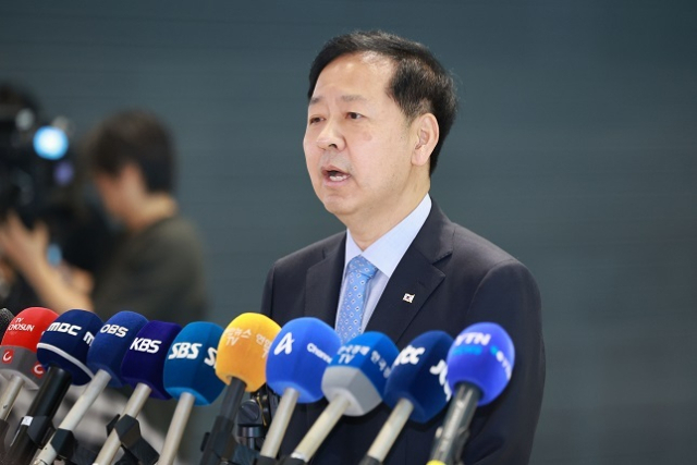 스콧 베선트 미국 재무장관과 면담하기 위해 워싱턴DC로 향하는 구윤철 부총리 겸 기획재정부 장관이 29일 인천국제공항에서 출국 전 인터뷰를 하고 있다. 연합뉴스