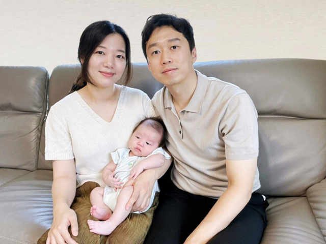 육아동행지원금을 받은 ‘100번째 가정’으로 기록된 원소라 아워홈 책임(왼쪽) 가족. 한화비전 제공