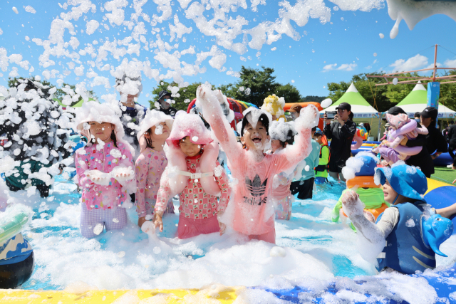 황산공원 방문객들이 버블풀에서 거품 샤워를 하면서 즐거운 시간을 보내고 있다. 양산시 제공