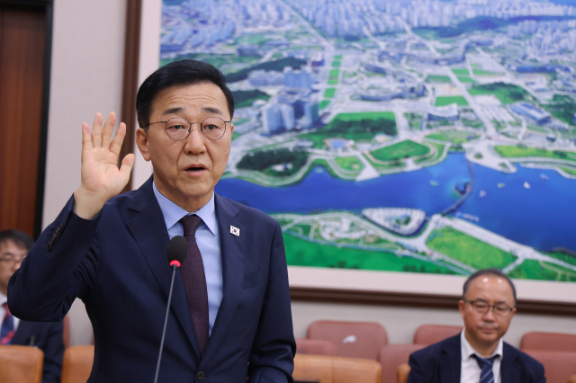 김윤덕 국토교통부 장관 후보자가 29일 서울 여의도 국회 국토교통위원회에서 열린 인사청문회에서 선서하고 있다. 연합뉴스