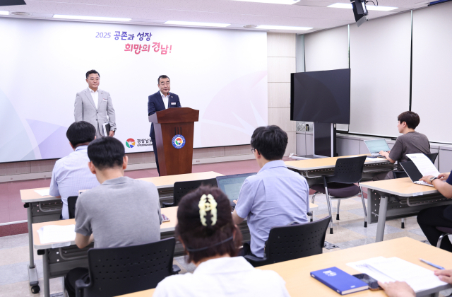 박일동 경남도 문화체육국장이 29일 도청 브리핑룸에서 nc다이노스 지원 방안에 대해 설명하고 있다. 경남도 제공