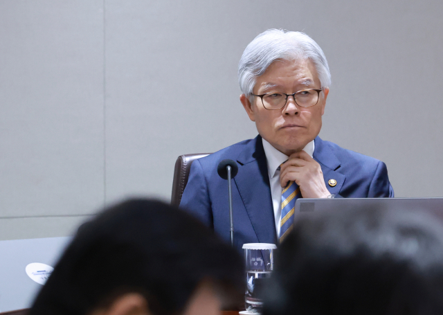 최동석 인사혁신처장이 29일 서울 용산 대통령실 청사에서 이재명 대통령 주재로 열린 국무회의에 참석하고 있다. 연합뉴스