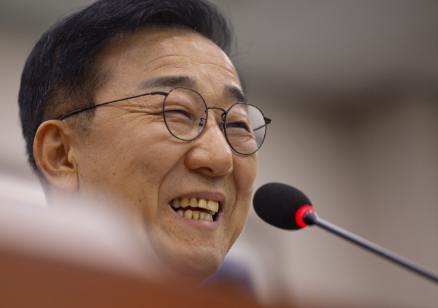 김윤덕 국토교통부 장관 후보자가 29일 국회 국토교통위원회에서 열린 인사청문회에서 답변 도중 밝게 웃고 있다. 연합뉴스