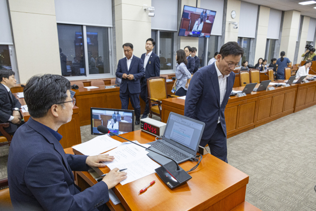 국회 환경노동위원회 국민의힘 간사 김형동(앞) 의원을 비롯한 의원들이 28일 윤석열 전 대통령이 거부권(재의요구권)을 행사했던 '노란봉투법'(노조법 2·3조 개정안)이 국회 환경노동위원회에 상정되자 강한 유감을 표현한 뒤 회의장에서 퇴장하고 있다. 연합뉴스