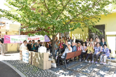 오은택 부산 남구청장(왼쪽에서 세번째)이 우암동 소막마을의 폭염 취약계층에게 보호 물품을 전달한 뒤 단체사진을 촬영하고 있다.