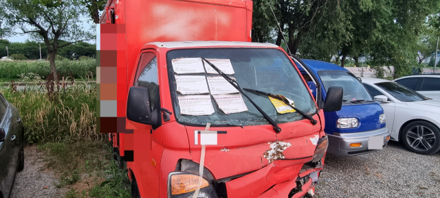 부산 사상구 삼락생태공원 내 방치된 차량 모습. 김준현 기자 joon@