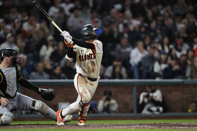 샌프란시스코 자이언츠 이정후가 29일(한국 시간) 2025 미프로야구 메이저리그 피츠버그 파이리츠전에서 9회말 1타점 좌전 안타를 때리고 있다. AP연합뉴스