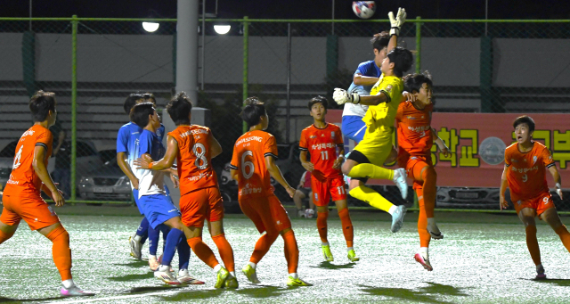 28일 경남 고성군 스포츠파크 4구장에서 벌어진 제62회 청룡기 전국고교축구대회 4강전에서 경기HS와 수원공고 선수들이 공중볼 다툼을 벌이고 있다. 부산시축구협회 제공