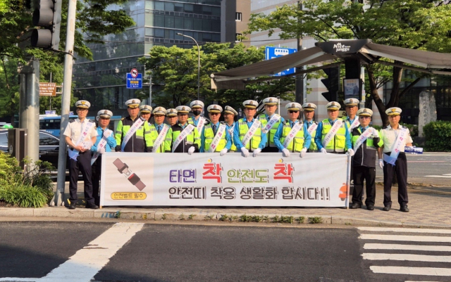 지난 5월 부산 중구의 한 도로에서 캠페인을 전개했다. 부산경찰청 제공