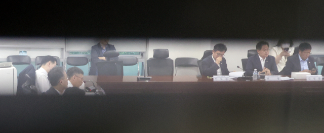 29일 오전 서울 여의도 국회 의원회관에서 법인세 인상, 주식 양도세 부과 대주주 기준 강화 등 세제 개편안 마련을 위한 비공개 당정협의회가 열렸다. 연합뉴스