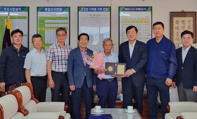 농협은 홍성에서 최근 기록적 폭우가 내리던 가운데 이웃의 생명을 구한 박대식 홍성축협 조합원께 감사패와 표창장을 전달했다. 농협 제공