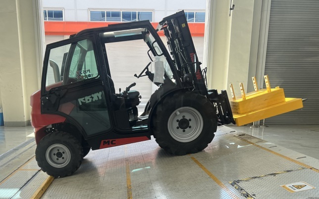 2톤 미만 지게차의 안정도 시험 모습. 농진원 제공