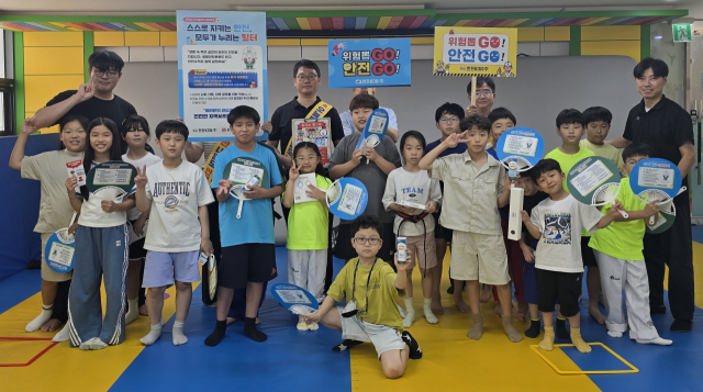 한전KDN, ‘산업안전 강조의 달’ 행사. 방과 후 수업 중 안전 캠페인에 참여한 아이들 모습. 한전KDN 제공
