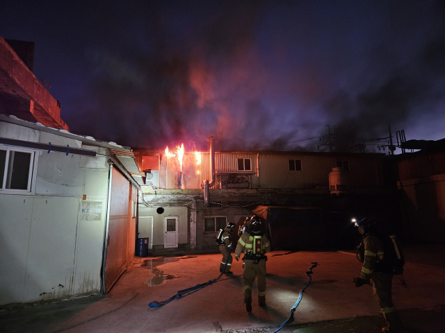 부산 사상구 신발나염공장 화재 모습. 부산소방재난본부 제공