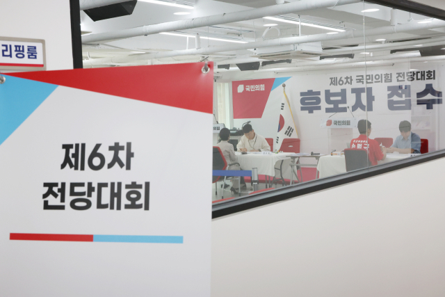 국민의힘은 다음달 22일 열리는 6차 전당대회에서 당 대표, 최고위원 선거에 나서는 후보 접수를 30일 시작했다. 이날 서울 여의도 중앙당사 후보자 접수처. 연합뉴스