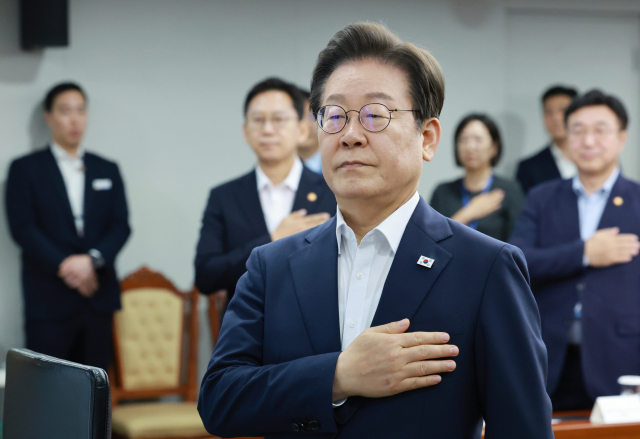 이재명 대통령이 30일 서울 용산 대통령실 청사에서 열린 비상경제점검 태스크포스(TF) 3차 회의를 시작하며 국기에 경례하고 있다. 연합뉴스
