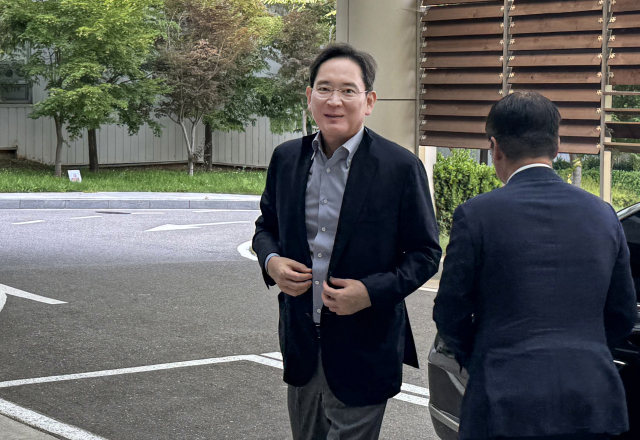 이재용 삼성전자 회장이 29일 서울 강서구 서울김포비즈니스항공센터(SGBAC)를 통해 워싱턴으로 출국하고 있다. 연합뉴스