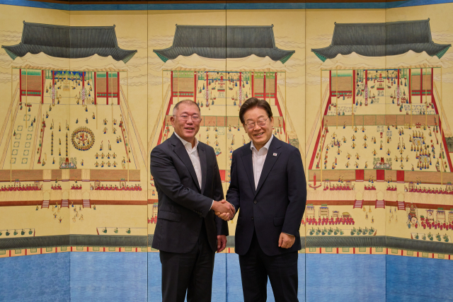 이재명(오른쪽) 대통령과 정의선 현대차그룹 회장이 지난 14일 서울 한남동 관저에서 가진 만찬 간담회에서 악수하고 있다. 대통령실 제공