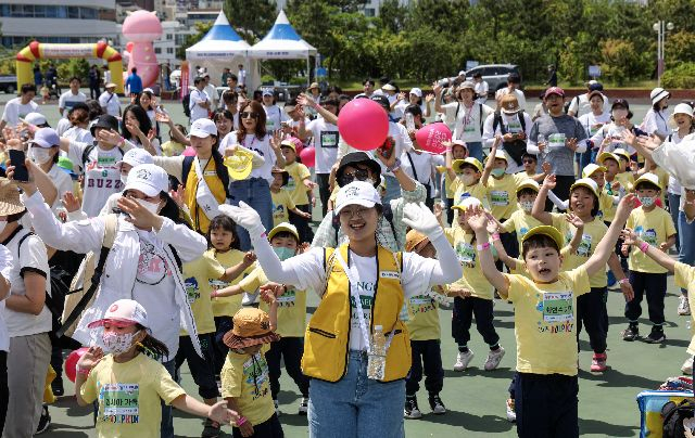 지난해 합계출산율이 전국 최하위인 부산 중구가 출산장려금 지급 확대를 추진을 위해 보건복지부와 협의하고 있다. 사진은 2023년 5월 24일 오전 부산 남구 부산환경공단 남부사업소 광장에서 열린 출산장려 행사에 참석한 아이들과 가족들. 부산일보DB