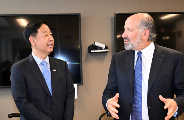 한국에 대한 관세를 올려야 한다고 생각하는 미국인은 10명 중 1명에 불과하고, 반대로 내려야 한다고 보는 사람은 10명 중 약 3명이라는 여론조사 결과가 나왔다. 사진은 구윤철 부총리가 미국 러트닉 상무장관이 대화하는 모습. 연합뉴스