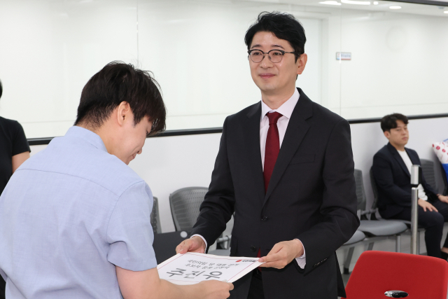 국민의힘 8·22 전당대회 당 대표 선거에 출마한 주진우 의원이 30일 서울 여의도 중앙당사에서 공식 후보 등록을 하고 있다. 연합뉴스