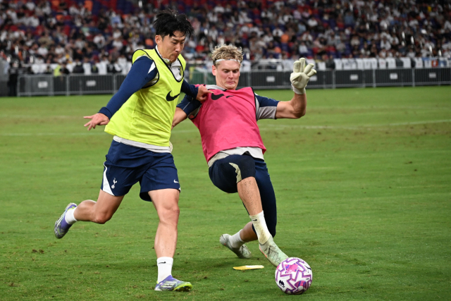 토트넘의 손흥민(왼쪽)이 29일(한국 시간) 홍콩 카이탁 스타디움에서 프리시즌 아시아투어를 앞두고 훈련을 하고 있다. AFP연합뉴스