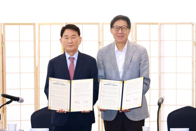 이종근(왼쪽) 경성대 총장과 박형준 부산시장이 글로컬대학 본 지정을 위한 업무협약을 맺었다. 부산시 제공