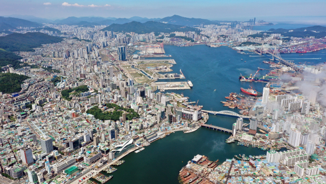 부산시가 글로벌 해양수도 부산을 만들기 위한 장기 계획 마련에 나섰다. 지난 6월 ‘글로벌 해양 허브도시 부산’을 주제로 열린 부산시의 제 22차 미래혁신회의 모습(아래)과 부산항 북항 전경. 부산일보DB