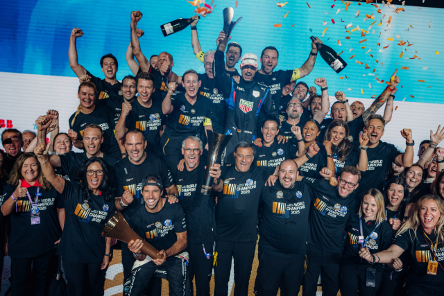 포르쉐 모터스포츠 팀이 ‘2025 ABB FIA 포뮬러 E 월드 챔피언십’에서 팀·제조사 부문 챔피언십 타이틀을 차지한 뒤 포즈를 취하고 있다.포르쉐코리아 제공