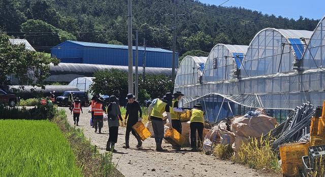 한전KDN, 지역사회 집중호우 피해 극복 지원 자원봉사 모습. 한전KDN 제공