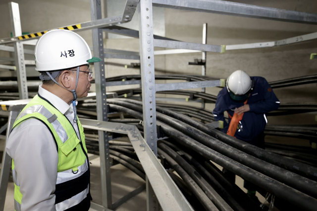 박상형 한전KDN 사장이 지하 전력구 작업 모습을 살펴보고 있다. 한전KDN 제공