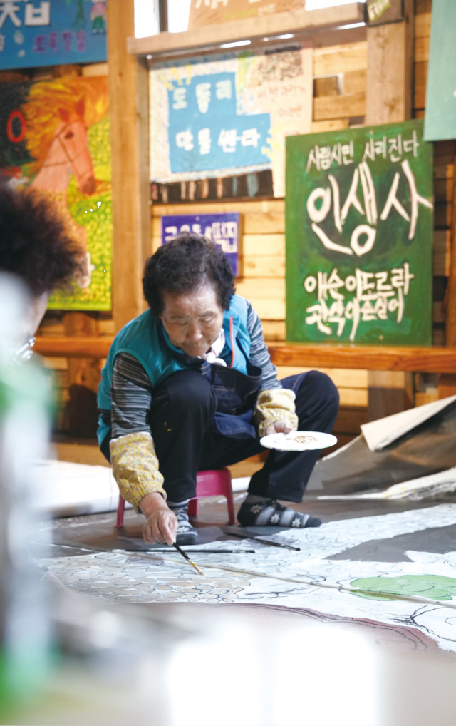제주 조천읍 선흘마을 할망이 그림을 그리는 모습. 김영사 제공