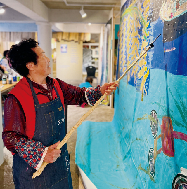 제주 조천읍 선흘마을 할망이 그림을 그리는 모습. 김영사 제공