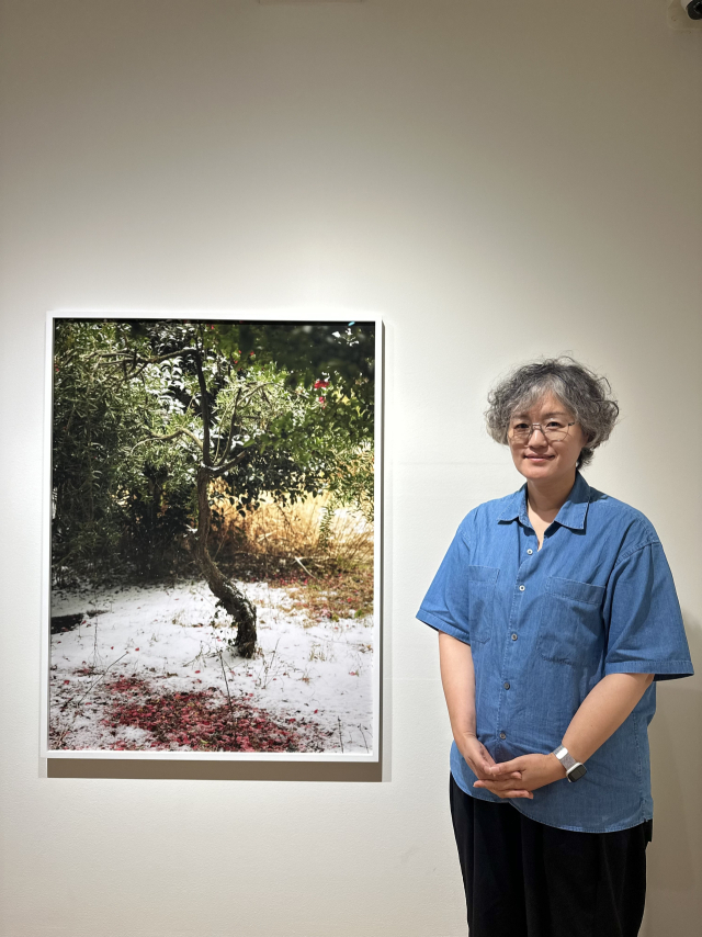 ‘멀리서 너무 가깝게’ 전시를 열고 있는 부산 해운대구 고은 깁슨 사진미술관에서 포즈를 취한 정희승 사진가. 김은영 기자 key66@