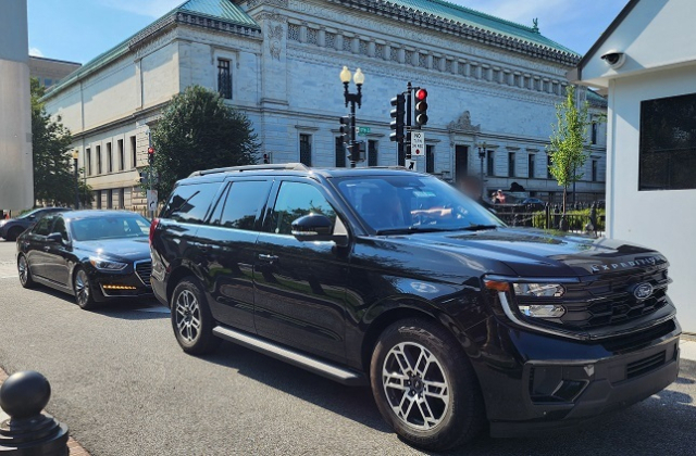 구윤철 경제부총리 겸 기획재정부 장관, 김정관 산업통상자원부 장관, 여한구 통상교섭본부장 등을 태운 한국 통상협상단 차량이 30일(현지시간) 트럼프 미 대통령과의 면담을 위해 미국 워싱턴DC 백악관 서쪽 출입문 검문소를 통과하고 있다. 연합뉴스