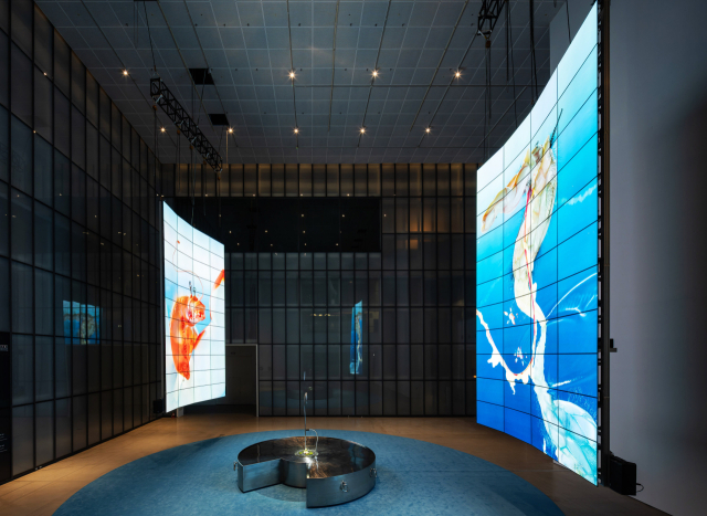 국립현대미술관 서울의 ‘서울박스’에 전시된 미디어 아티스트 추수의 대형 설치 미술 ‘아가몬 대백과:외부 유출본’.LG전자 제공