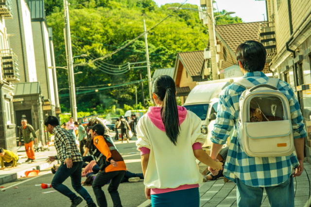 영화 ‘좀비딸’ 초반부 스틸컷. 리얼하면서도 유쾌함을 한 스푼 넣은 좀비 사태 연출이 색달랐습니다. 뉴(NEW)·스튜디오N 제공