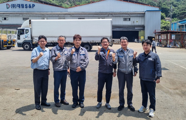 한화오션과 협력사 대림 S&P 관계자들이 현장 점검을 마친 뒤 TOP 상생협력 활동의 성공적인 추진을 다짐하며 기념촬영을 하고 있다. 한화오션 제공