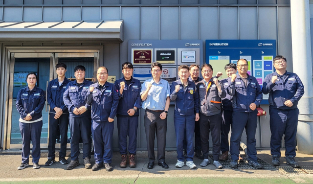 한화오션과 협력사 삼녹 임직원들이 TOP 상생협력 활동의 향후 계획을 논의한 뒤 함께 의지를 다지고 있다. 한화오션 제공