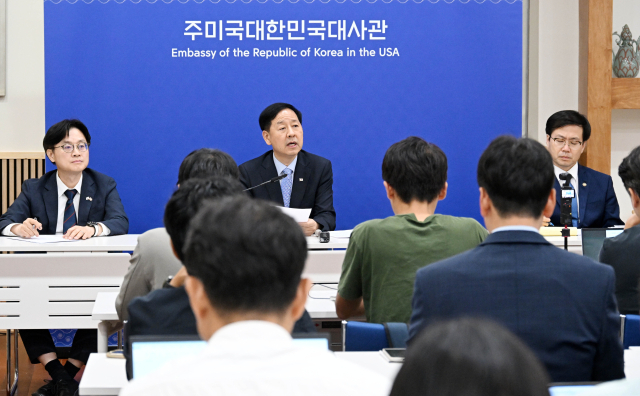 구윤철 부총리 겸 기획재정부 장관이 30일(현지시간) 저녁 주미한국대사관에서 '한미 통상협의 결과브리핑'에서 발표문을 낭독하고 있다. 왼쪽부터 김정관 산업통상자원부장관, 구윤철 부총리, 여한구 통상교섭본부장. 기재부 제공