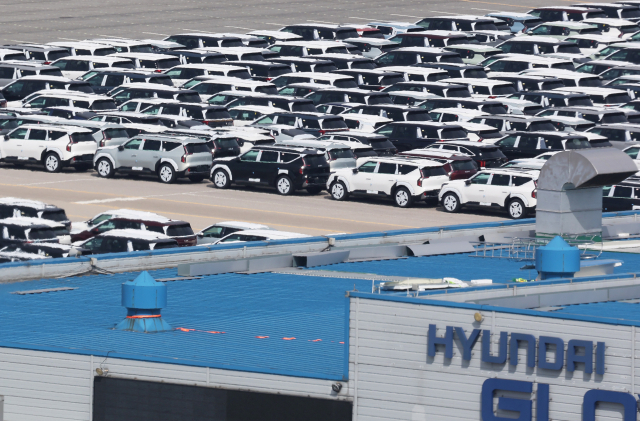 한국과 미국의 관세 협상이 타결된 31일 경기도 평택항에 수출용 자동차가 세워져 있다. 도널드 트럼프 미국 대통령은 한국이 미국에 3500억 달러(약 487조 원)를 투자하는 등의 조건으로 한국에 대한 상호 관세를 기존 25%에서 15%로 낮추기로 했다고 30일(현지시간) 밝혔다. 한국산 자동차에 대한 미국의 관세도 15%로 낮아진다. 연합뉴스