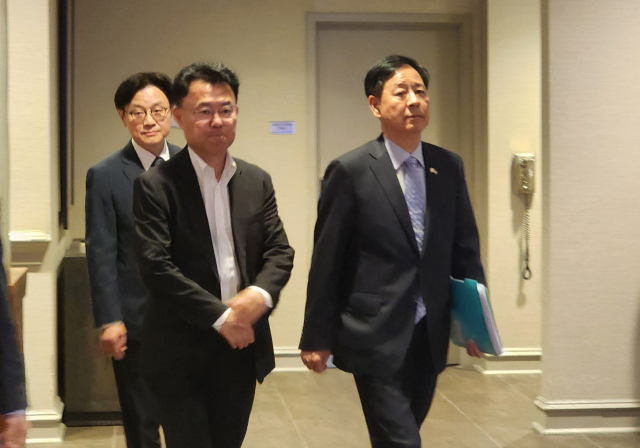 구윤철 부총리 겸 기획재정부 장관(오른쪽)이 30일(현지시간) 워싱턴DC 미국 상무부 청사에서 하워드 러트닉 미 상무장관과 통상협의를 하기 위해 숙소를 나서고 있다. 왼쪽은 김정관 산업통상자원부 장관. 연합뉴스