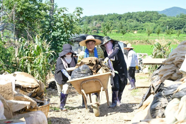 변광용 거제시장은 30일 간부공무원, 거제해양관광개발공사 직원 등 70여 명과 함께 산청군 신등면 남단마을과 삼장면 홍계상촌마을에서 복구 작업에 구슬땀을 흘렸다. 거제시 제공