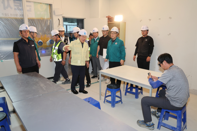 나동연 양산시장이 31일 동면 양산도시철도 차량기지에 설치된 근로자 휴게시설을 점검하고 있다. 양산시 제공