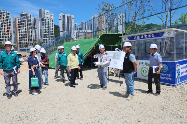 나동연 양산시장이 31일 동면 사송신도시 내 사송복합커뮤니티 건설현장에서 근로자 휴게시설을 점검하고 있다.양산시 제공