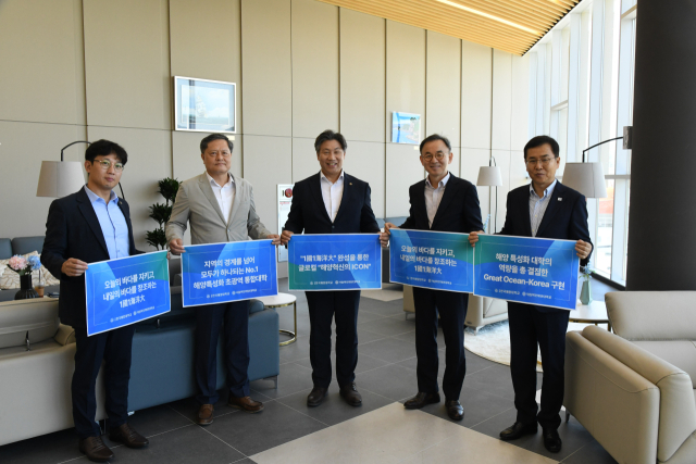 지난 30일 부산 영도구 해양클러스터 입주 연구기관과 국립한국해양대가 ‘오션딥테크시티 조성을 위한 다자간 업무협약’을 맺었다. 국립한국해양대 제공