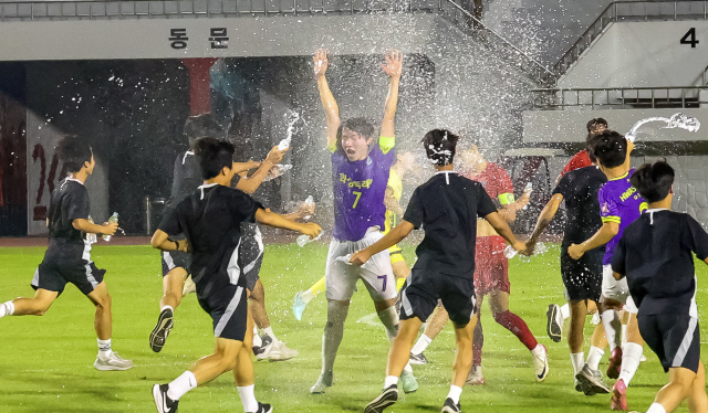 지난달 30일 경남 고성군종합운동장에서 열린 제62회 청룡기 전국고등학교축구대회에서 우승을 차지한 경기HSFA 선수들이 경기 종료 휘슬이 울리자 환호하고 있다. 김종진 기자 kjj1761@