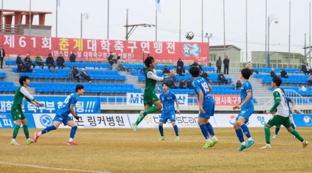 지난 2월 통영에서 열린 제61회 대학 축구 춘계연맹전 경기 모습. 통영시 제공