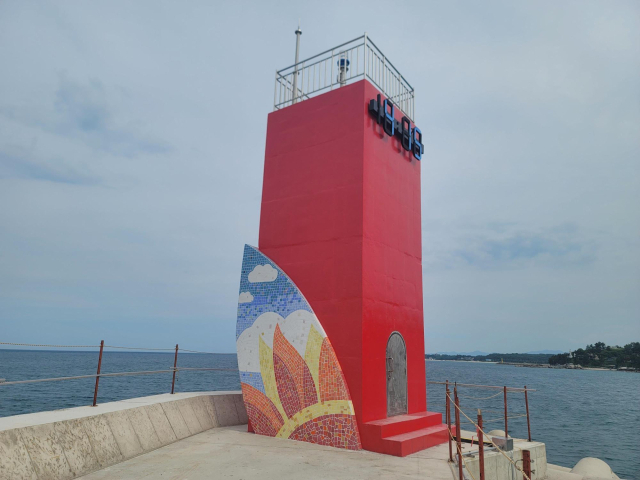 8월 이달의 등대로 선정된 인구항방파제등대 전경. 해수부 제공