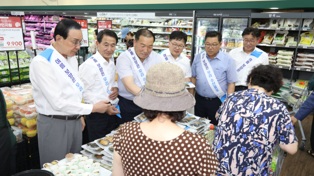 노동진 수협중앙회장(맨왼쪽)이 31일 양식 전복 긴급 할인 판촉이 열리고 있는 GS더프레시 명일점을 방문해 시민들에게 구매를 독려하고 있다. 수협 제공